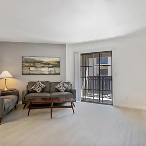 Newly Renovated 2br W Pool By Gia Apartment